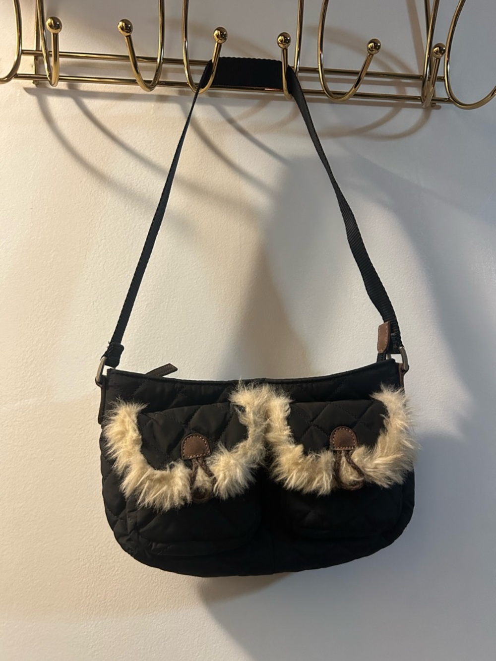 Stunning vintage Old navy shoulder bag with fur and pink lining <3